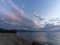 Abendstimmung am Chiemsee bei Übersee mit zart leuchtenden Wolken